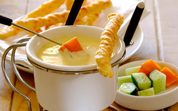 Xem cách làm fondue và nghe câu chuyện về phô mai Thụy Sĩ