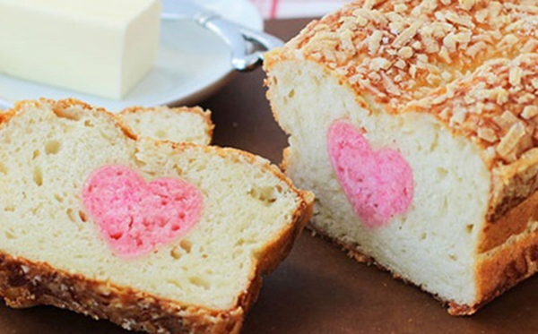 Ngạc nhiên món bánh mì phô mai ẩn giấu thông điệp ngọt ngào