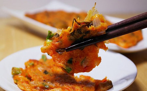 Trổ tài làm bánh tôm kimchi kiểu Hàn Quốc quá ngon