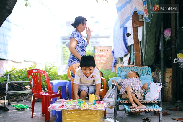 Cảnh sống thiếu trước hụt sau của hai anh em khuyết tật cùng mẹ lên Sài Gòn bán vé số mưu sinh - Ảnh 7.