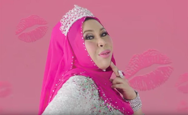 Nữ đại gia Malaysia gây tranh cãi khi đăng tải bức ảnh nằm giữa bồn tắm chất đầy tiền và trang sức - Ảnh 3.