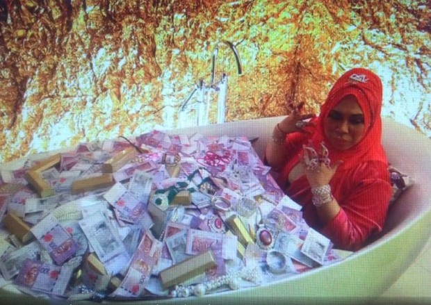 Nữ đại gia Malaysia gây tranh cãi khi đăng tải bức ảnh nằm giữa bồn tắm chất đầy tiền và trang sức - Ảnh 1.