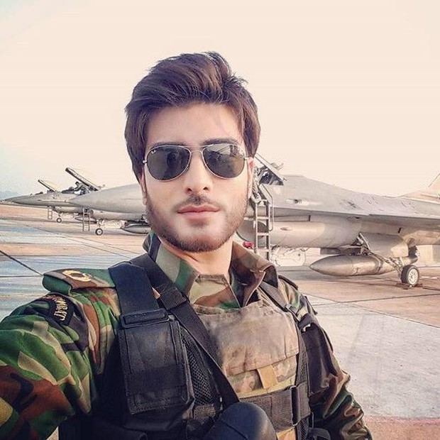 Đây là nam chính hơn đứt Song Joong Ki của Hậu Duệ Mặt Trời bản Pakistan và sự thật đằng sau - Ảnh 1. Đây là nam chính hơn đứt Song Joong Ki của Hậu Duệ Mặt Trời bản Pakistan và sự thật đằng sau - Ảnh 1.