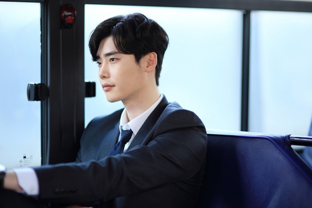 Lee Jong Suk âu yếm tựa đầu vào vai người yêu Suzy trên xe buýt - Ảnh 1. Lee Jong Suk âu yếm tựa đầu vào vai người yêu Suzy trên xe buýt - Ảnh 1.