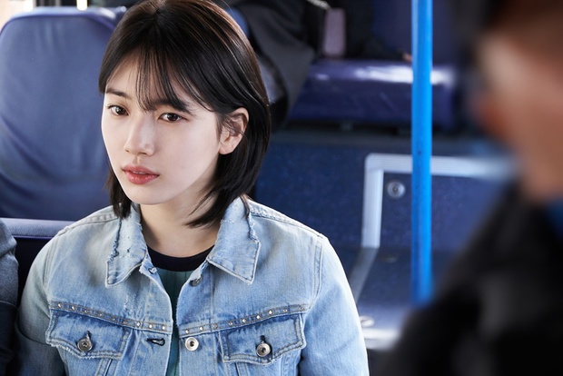 Lee Jong Suk âu yếm tựa đầu vào vai người yêu Suzy trên xe buýt - Ảnh 2. Lee Jong Suk âu yếm tựa đầu vào vai người yêu Suzy trên xe buýt - Ảnh 2.
