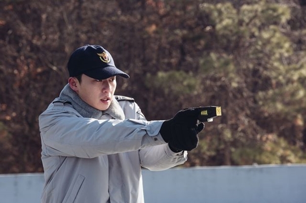 Park Seo Joon “cặp” Kang Ha Neul, trở thành cảnh sát tập sự “phá làng xóm” - Ảnh 4.
