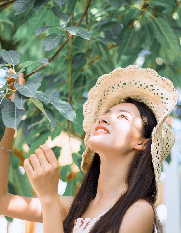 Giống cả Lưu Diệc Phi lẫn Trương Bá Chi, cô bạn Trung Quốc trở thành hiện tượng MXH - Ảnh 8. Giống cả Lưu Diệc Phi lẫn Trương Bá Chi, cô bạn Trung Quốc trở thành hiện tượng MXH - Ảnh 8.