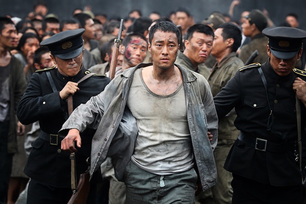 Song Joong Ki trong phim bom tấn bị chê đánh đấm còn ảo hơn phim Hollywood - Ảnh 1.