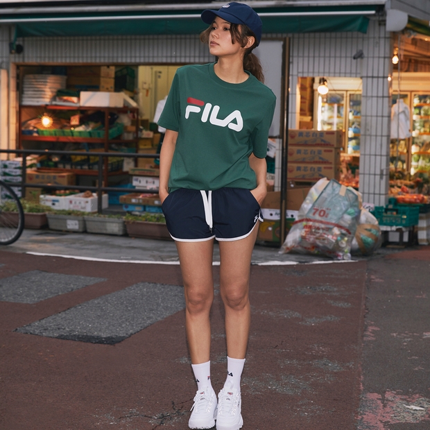 Giới trẻ châu Á người người nhà nhà đang diện T-shirt và sneaker Fila chất phát ngất ra sao? - Ảnh 2.