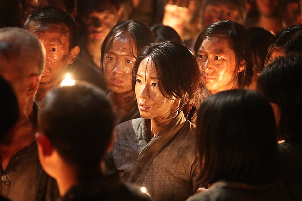 Phim bom tấn của Song Joong Ki bị chê vì gây khó chịu cho người xem tại Hàn - Ảnh 4.