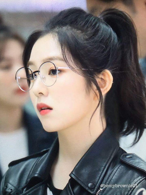 Lý do khiến ai cũng bật ngửa đằng sau sở thích diện kính "mọt sách" hot trend của Irene (Red Velvet) Lý do khiến ai cũng bật ngửa đằng sau sở thích diện kính "mọt sách" hot trend của Irene (Red Velvet)