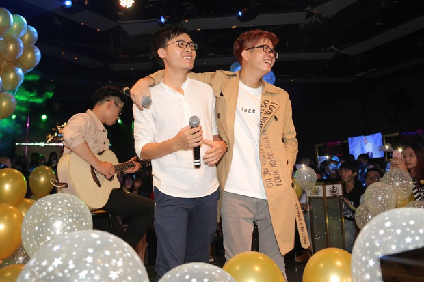 Bùi Anh Tuấn xúc động ôm mẹ, hạnh phúc trước tình cảm của người hâm mộ tại sinh nhật - Ảnh 9. Bùi Anh Tuấn xúc động ôm mẹ, hạnh phúc trước tình cảm của người hâm mộ tại sinh nhật - Ảnh 9.