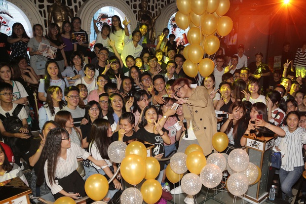 Bùi Anh Tuấn xúc động ôm mẹ, hạnh phúc trước tình cảm của người hâm mộ tại sinh nhật - Ảnh 11. Bùi Anh Tuấn xúc động ôm mẹ, hạnh phúc trước tình cảm của người hâm mộ tại sinh nhật - Ảnh 11.