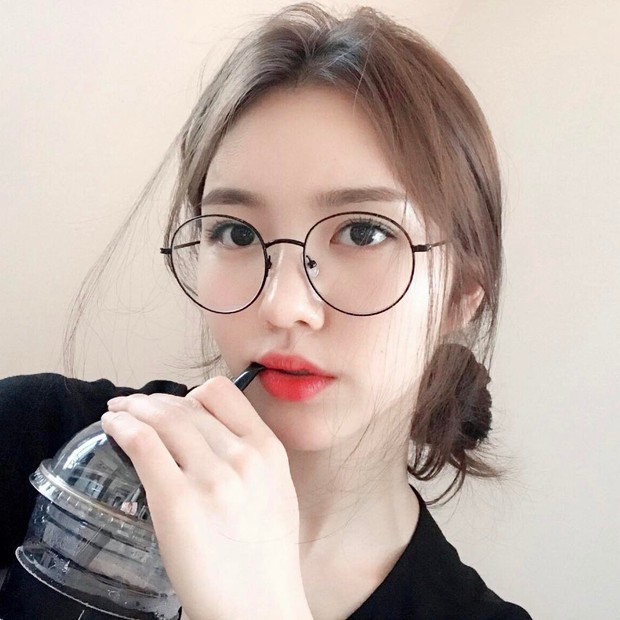 Lý do khiến ai cũng bật ngửa đằng sau sở thích diện kính "mọt sách" hot trend của Irene (Red Velvet) Lý do khiến ai cũng bật ngửa đằng sau sở thích diện kính "mọt sách" hot trend của Irene (Red Velvet)