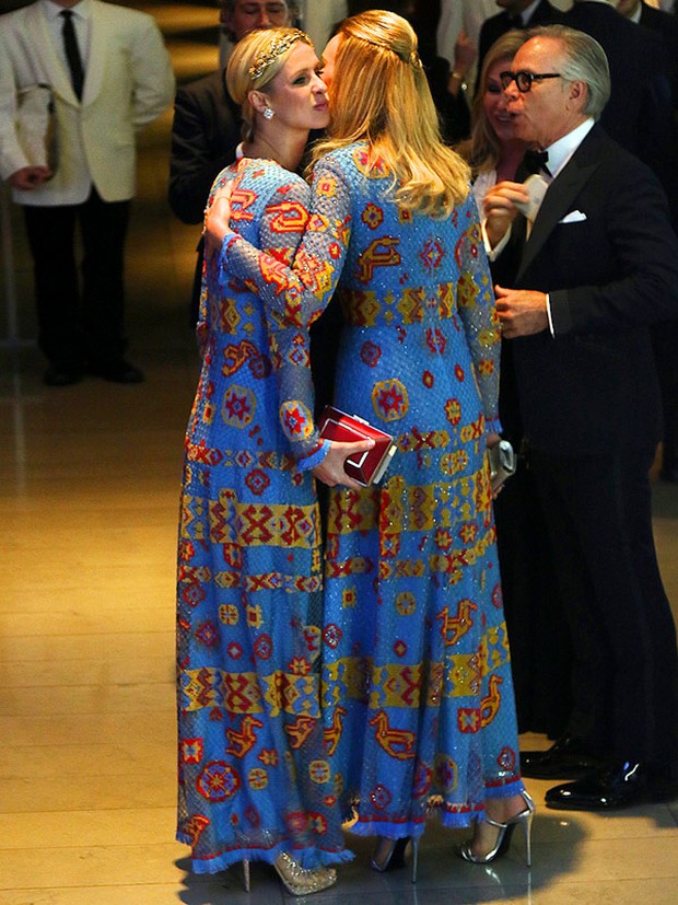 Đụng hàng trên thảm đỏ: Nên cười hay mếu? Thôi thì cứ chụp ảnh với nhau cái đã - Ảnh 5.