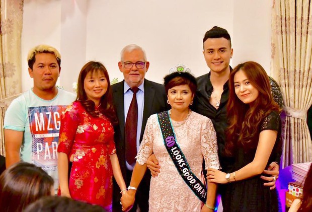 Vĩnh Thụy ôm eo Hoàng Thuỳ Linh trong tiệc sinh nhật của mẹ - Ảnh 2. Vĩnh Thụy ôm eo Hoàng Thuỳ Linh trong tiệc sinh nhật của mẹ - Ảnh 2.