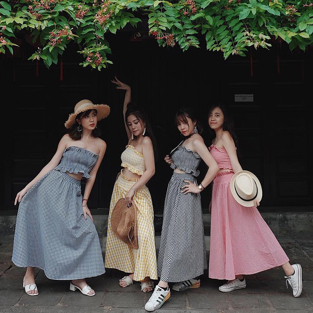 Bộ váy này đang được con gái Việt diện suốt trên Instagram, chứng tỏ gingham là hot trend phá đảo Hè 2017 - Ảnh 1. Bộ váy này đang được con gái Việt diện suốt trên Instagram, chứng tỏ gingham là hot trend phá đảo Hè 2017 - Ảnh 1.