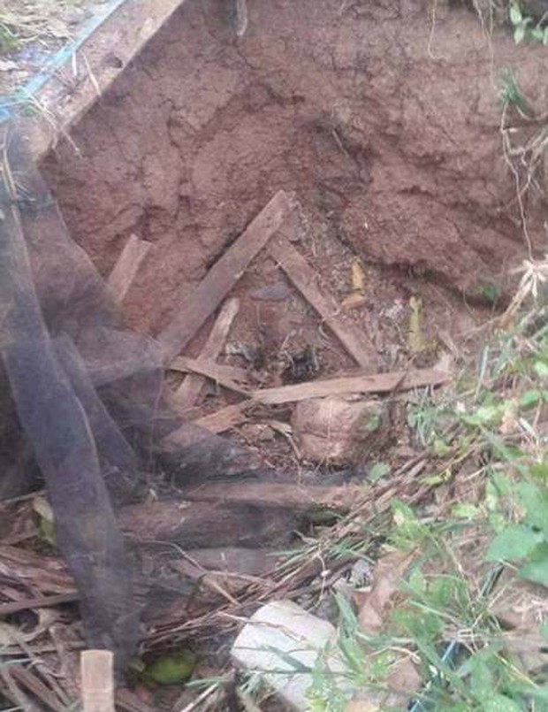 Indonesia: Phát hiện một bé trai sơ sinh bị chôn vùi dưới hố rác lớn - Ảnh 2. Indonesia: Phát hiện một bé trai sơ sinh bị chôn vùi dưới hố rác lớn - Ảnh 2.