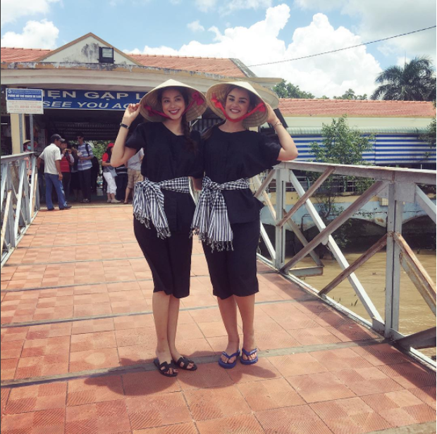 Cùng diện áo bà ba ngồi trên thuyền, Phạm Hương và Hoa hậu Dominican ai tỏa sáng hơn? - Ảnh 4. Cùng diện áo bà ba ngồi trên thuyền, Phạm Hương và Hoa hậu Dominican ai tỏa sáng hơn? - Ảnh 4.