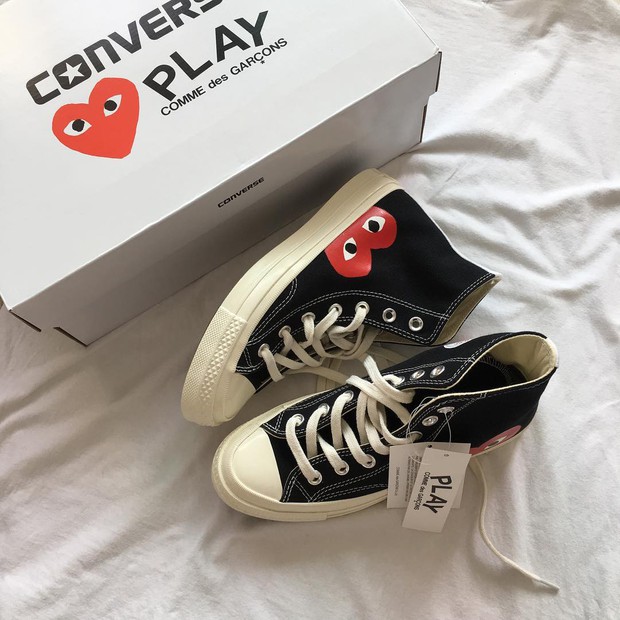 Converse x COMME des GARÇONS Play: đôi sneaker ra mắt đã lâu nhưng chưa bao giờ giới trẻ thôi mê đắm - Ảnh 6. Converse x COMME des GARÇONS Play: đôi sneaker ra mắt đã lâu nhưng chưa bao giờ giới trẻ thôi mê đắm - Ảnh 6.