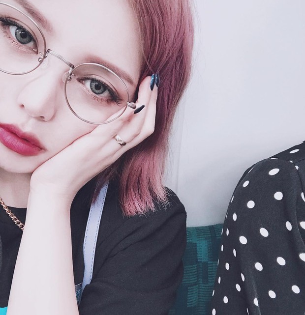 Lý do khiến ai cũng bật ngửa đằng sau sở thích diện kính "mọt sách" hot trend của Irene (Red Velvet) Lý do khiến ai cũng bật ngửa đằng sau sở thích diện kính "mọt sách" hot trend của Irene (Red Velvet)