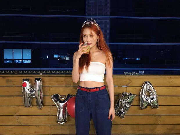 Mặc thiếu vải lên sân khấu, bận váy ngắn cũn lên truyền hình nhưng ngoài đời, HyunA lại toàn diện đồ retro hiền lành dễ mến không ngờ - Ảnh 12.