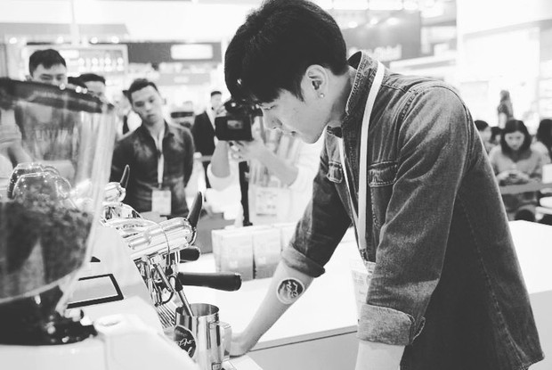 Các cô gái phát cuồng vì chàng barista soái ca với biệt tài vẽ tranh nghệ thuật trên cafe - Ảnh 4. Các cô gái phát cuồng vì chàng barista soái ca với biệt tài vẽ tranh nghệ thuật trên cafe - Ảnh 4.