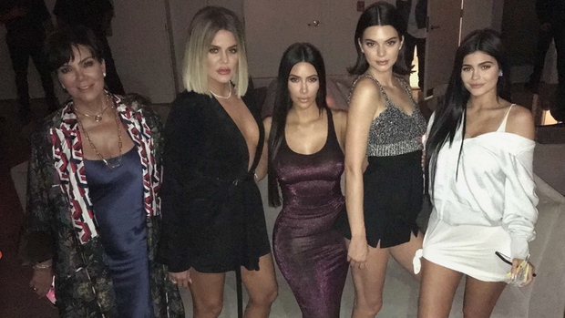 Băng đăng hình vòng 3 và những món quà độc đáo trong tiệc sinh nhật Kylie Jenner - Ảnh 3. Băng đăng hình vòng 3 và những món quà độc đáo trong tiệc sinh nhật Kylie Jenner - Ảnh 3.
