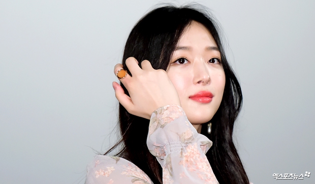 Suzy và Sulli đẹp cùng kiểu nữ thần: Người được công chúng tung hô, kẻ thành nữ hoàng thị phi - Ảnh 11. Suzy và Sulli đẹp cùng kiểu nữ thần: Người được công chúng tung hô, kẻ thành nữ hoàng thị phi - Ảnh 11.