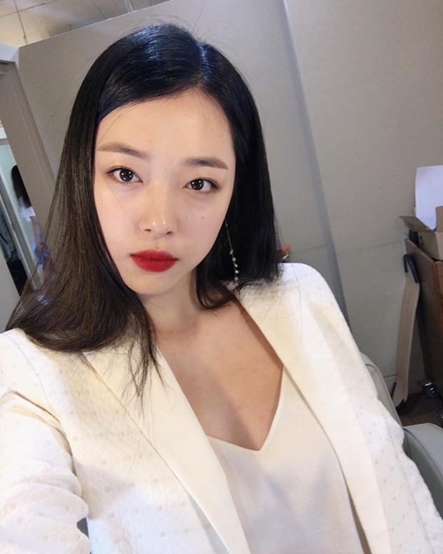 Suzy và Sulli đẹp cùng kiểu nữ thần: Người được công chúng tung hô, kẻ thành nữ hoàng thị phi - Ảnh 27. Suzy và Sulli đẹp cùng kiểu nữ thần: Người được công chúng tung hô, kẻ thành nữ hoàng thị phi - Ảnh 27.