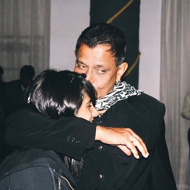 Nam diễn viên người Ấn Độ từng giải cứu và nhận nuôi đứa trẻ này từ thùng rác, và đây là cô bé ấy nhiều chục năm sau - Ảnh 3.