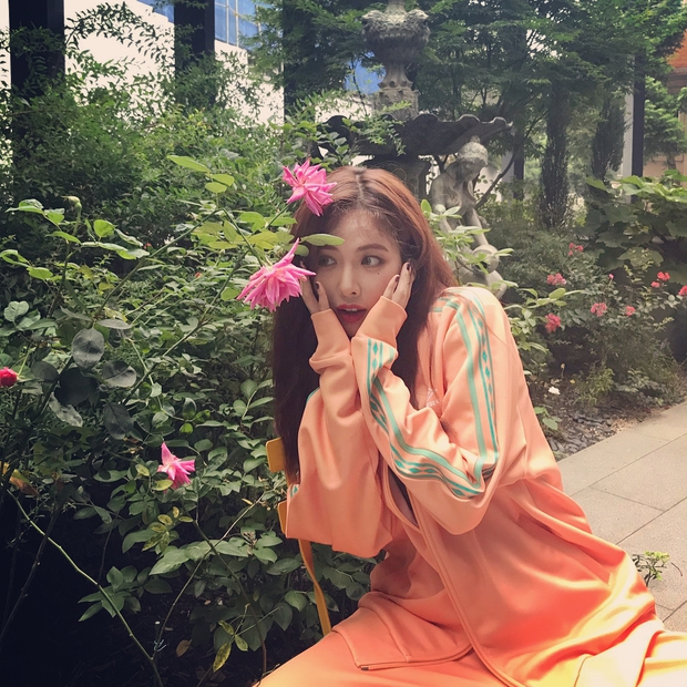 Mặc thiếu vải lên sân khấu, bận váy ngắn cũn lên truyền hình nhưng ngoài đời, HyunA lại toàn diện đồ retro hiền lành dễ mến không ngờ - Ảnh 11.