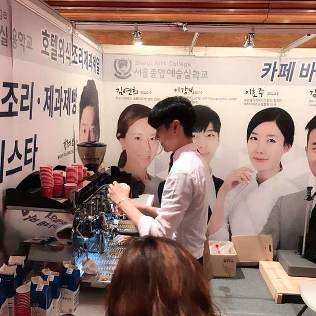 Các cô gái phát cuồng vì chàng barista soái ca với biệt tài vẽ tranh nghệ thuật trên cafe - Ảnh 13. Các cô gái phát cuồng vì chàng barista soái ca với biệt tài vẽ tranh nghệ thuật trên cafe - Ảnh 13.