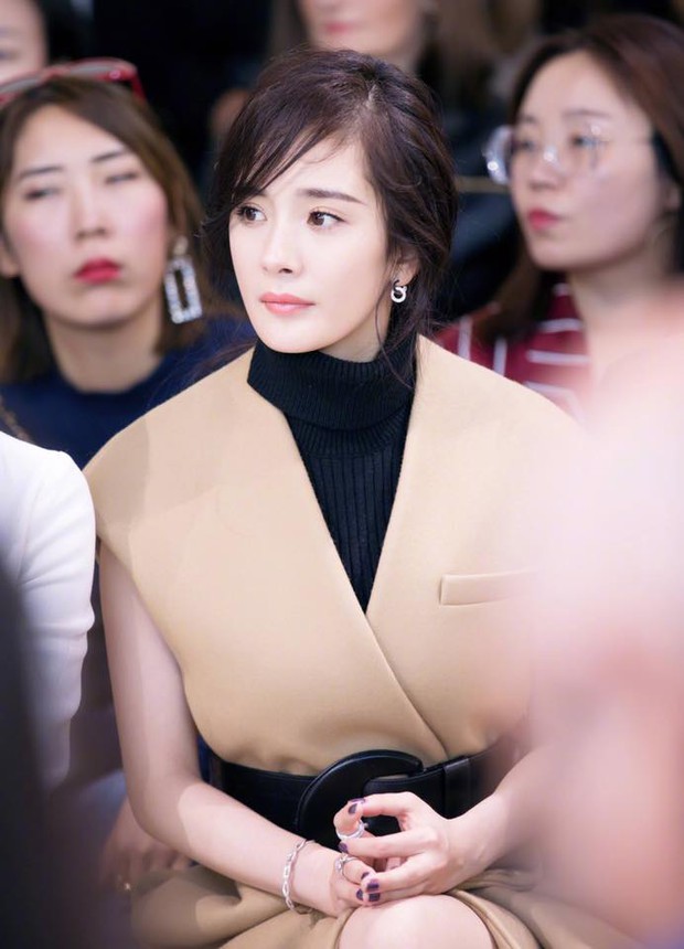 Dương Mịch khoe nhan sắc đỉnh cao cùng thần thái sang chảnh bên Dạ Hoa Triệu Hựu Đình - Ảnh 2. Dương Mịch khoe nhan sắc đỉnh cao cùng thần thái sang chảnh bên Dạ Hoa Triệu Hựu Đình - Ảnh 2.