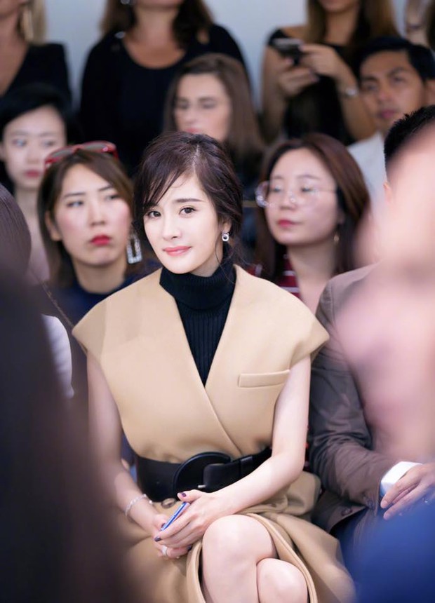 Dương Mịch khoe nhan sắc đỉnh cao cùng thần thái sang chảnh bên Dạ Hoa Triệu Hựu Đình - Ảnh 3. Dương Mịch khoe nhan sắc đỉnh cao cùng thần thái sang chảnh bên Dạ Hoa Triệu Hựu Đình - Ảnh 3.