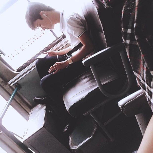 Đã đẹp trai thì ngủ quên trên xe bus như anh chàng này cũng thành cực phẩm! - Ảnh 2. Đã đẹp trai thì ngủ quên trên xe bus như anh chàng này cũng thành cực phẩm! - Ảnh 2.