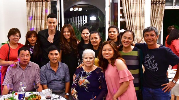 Vĩnh Thụy ôm eo Hoàng Thuỳ Linh trong tiệc sinh nhật của mẹ - Ảnh 3. Vĩnh Thụy ôm eo Hoàng Thuỳ Linh trong tiệc sinh nhật của mẹ - Ảnh 3.