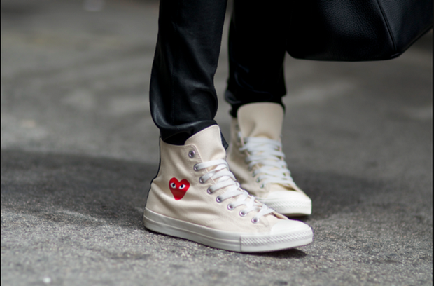 Converse x COMME des GARÇONS Play: đôi sneaker ra mắt đã lâu nhưng chưa bao giờ giới trẻ thôi mê đắm - Ảnh 3. Converse x COMME des GARÇONS Play: đôi sneaker ra mắt đã lâu nhưng chưa bao giờ giới trẻ thôi mê đắm - Ảnh 3.