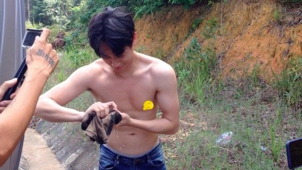 Rocker Nguyễn bất ngờ để lộ bụng mỡ, thân hình kém săn chắc - Ảnh 2.