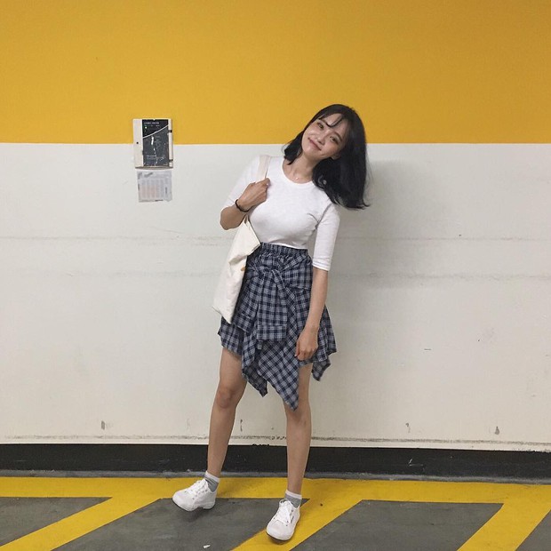 Ngỡ là sơmi mà thực ra là chân váy, thêm một hot item đi đâu cũng gặp thời gian này - Ảnh 2. Ngỡ là sơmi mà thực ra là chân váy, thêm một hot item đi đâu cũng gặp thời gian này - Ảnh 2.