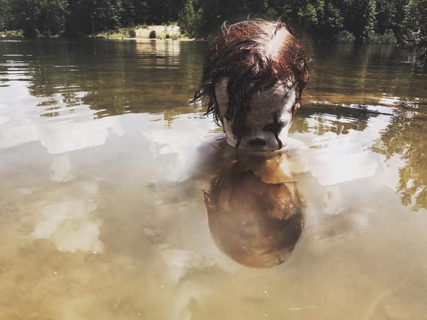 Gã hề Pennywise từ tiểu thuyết kinh dị It bước ra đời thực qua bàn tay hóa trang thần kỳ của nhiếp ảnh gia 17 tuổi - Ảnh 3. Gã hề Pennywise từ tiểu thuyết kinh dị It bước ra đời thực qua bàn tay hóa trang thần kỳ của nhiếp ảnh gia 17 tuổi - Ảnh 3.