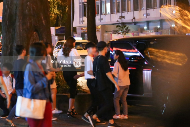 Hà Hồ - Kim Lý lại dính như sam, thân mật ngoài phố và cùng nhau về nhà lúc nửa đêm - Ảnh 2. Hà Hồ - Kim Lý lại dính như sam, thân mật ngoài phố và cùng nhau về nhà lúc nửa đêm - Ảnh 2.