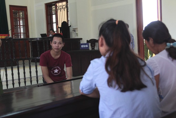 Bị cáo đau đớn nhìn mẹ và vợ lần cuối trước khi bị kết án 20 năm tù vì giết người - Ảnh 2. Bị cáo đau đớn nhìn mẹ và vợ lần cuối trước khi bị kết án 20 năm tù vì giết người - Ảnh 2.