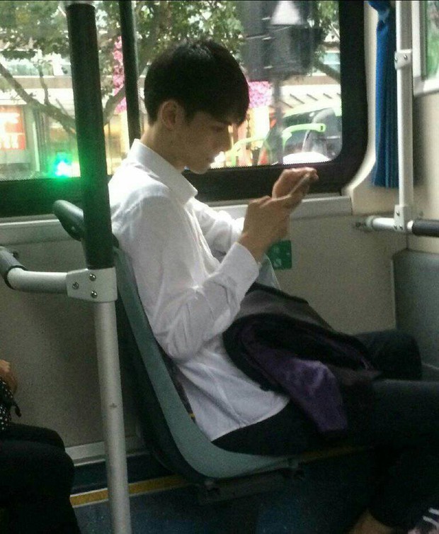 Đã đẹp trai thì ngủ quên trên xe bus như anh chàng này cũng thành cực phẩm! - Ảnh 3. Đã đẹp trai thì ngủ quên trên xe bus như anh chàng này cũng thành cực phẩm! - Ảnh 3.