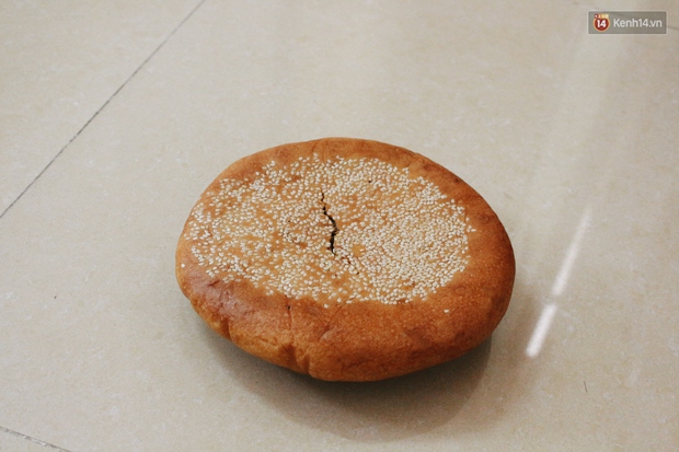 Dân mạng phát sốt với bánh Trung thu gắn mác Hong Kong, to như chiếc Pizza giá chỉ 50.000 đồng ở Hà Nội - Ảnh 4. Dân mạng phát sốt với bánh Trung thu gắn mác Hong Kong, to như chiếc Pizza giá chỉ 50.000 đồng ở Hà Nội - Ảnh 4.