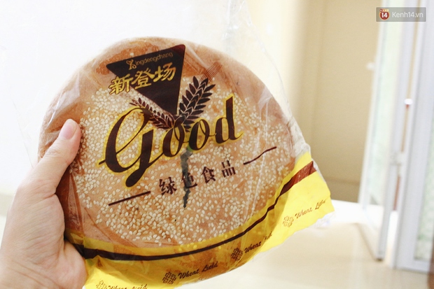 Dân mạng phát sốt với bánh Trung thu gắn mác Hong Kong, to như chiếc Pizza giá chỉ 50.000 đồng ở Hà Nội - Ảnh 3. Dân mạng phát sốt với bánh Trung thu gắn mác Hong Kong, to như chiếc Pizza giá chỉ 50.000 đồng ở Hà Nội - Ảnh 3.