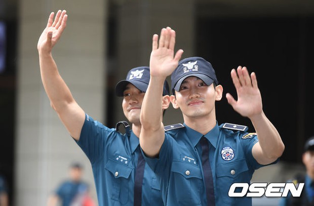 Hai mỹ nam Siwon và Changmin xuất ngũ, bảo an tạo thành hàng rào bảo vệ nghiêm ngặt - Ảnh 9.