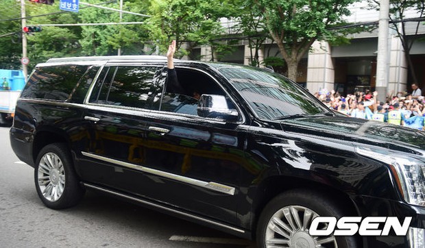 Hai mỹ nam Siwon và Changmin xuất ngũ, bảo an tạo thành hàng rào bảo vệ nghiêm ngặt - Ảnh 3.