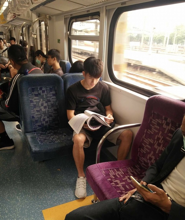 Đã đẹp trai thì ngủ quên trên xe bus như anh chàng này cũng thành cực phẩm! - Ảnh 7. Đã đẹp trai thì ngủ quên trên xe bus như anh chàng này cũng thành cực phẩm! - Ảnh 7.