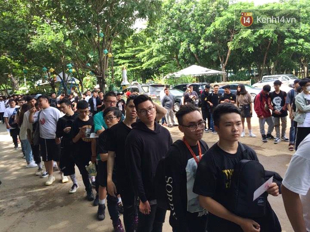 Sài Gòn: Cận cảnh sự kiện lớn nhất năm về giày sneaker đang thu hút hàng ngàn bạn trẻ đến tham dự! - Ảnh 1.